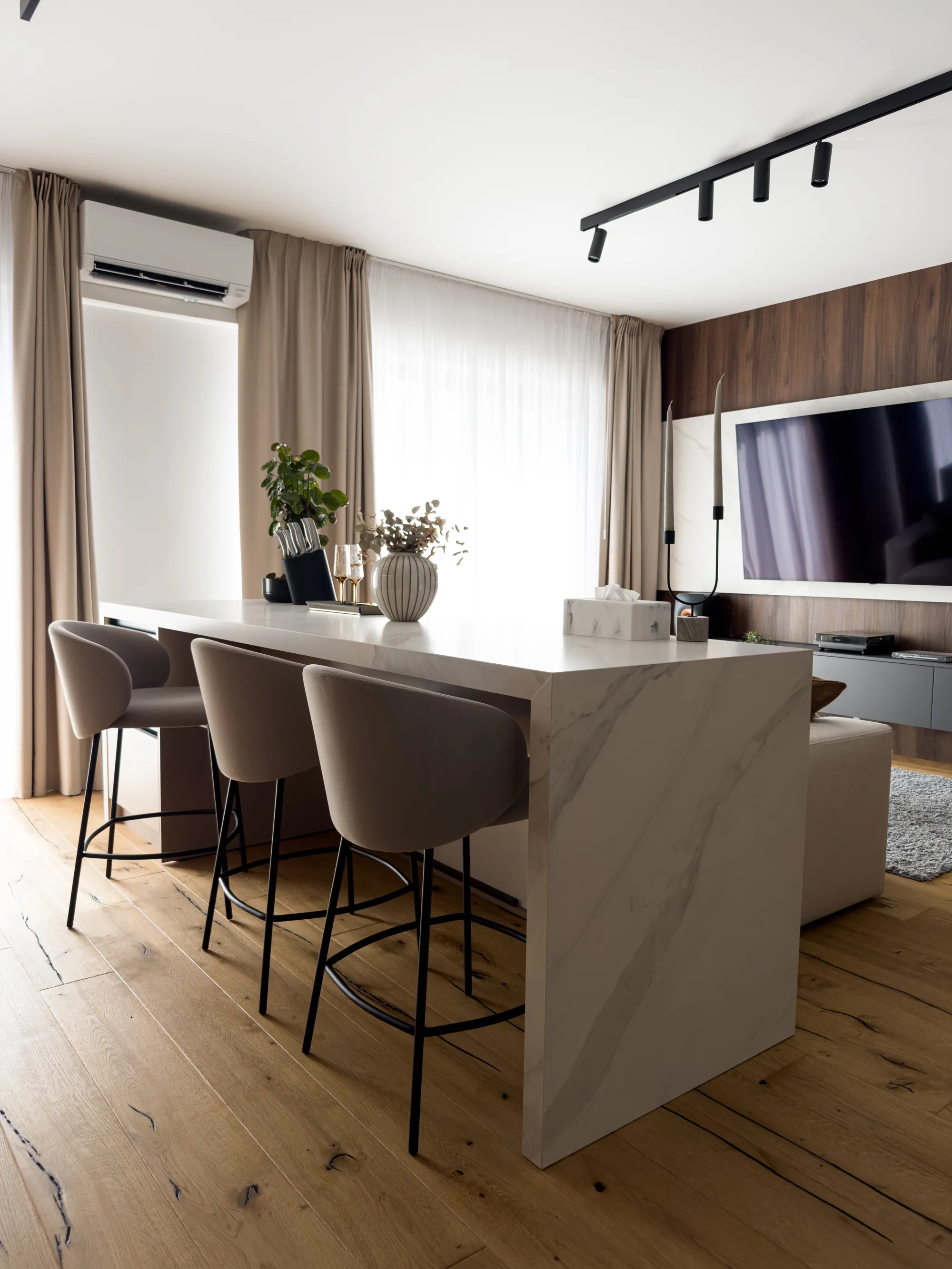 Wood & Cream Apartment — Bucharest
